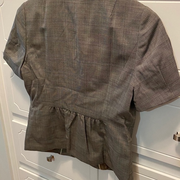 Banana Republic short sleeve blazer. Size 4. - Picture 4 of 5